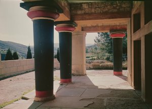 紀元前1500年頃の宮殿の柱廊の眺め